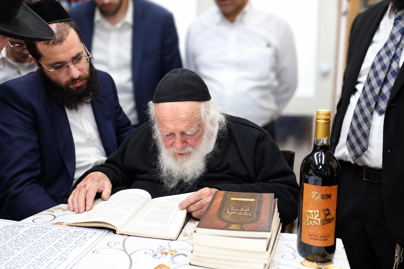 מרן הגר"ח קנייבסקי זצ"ל מעיין בספר לאוקמי גירסא, בסיום הש"ס בביתו